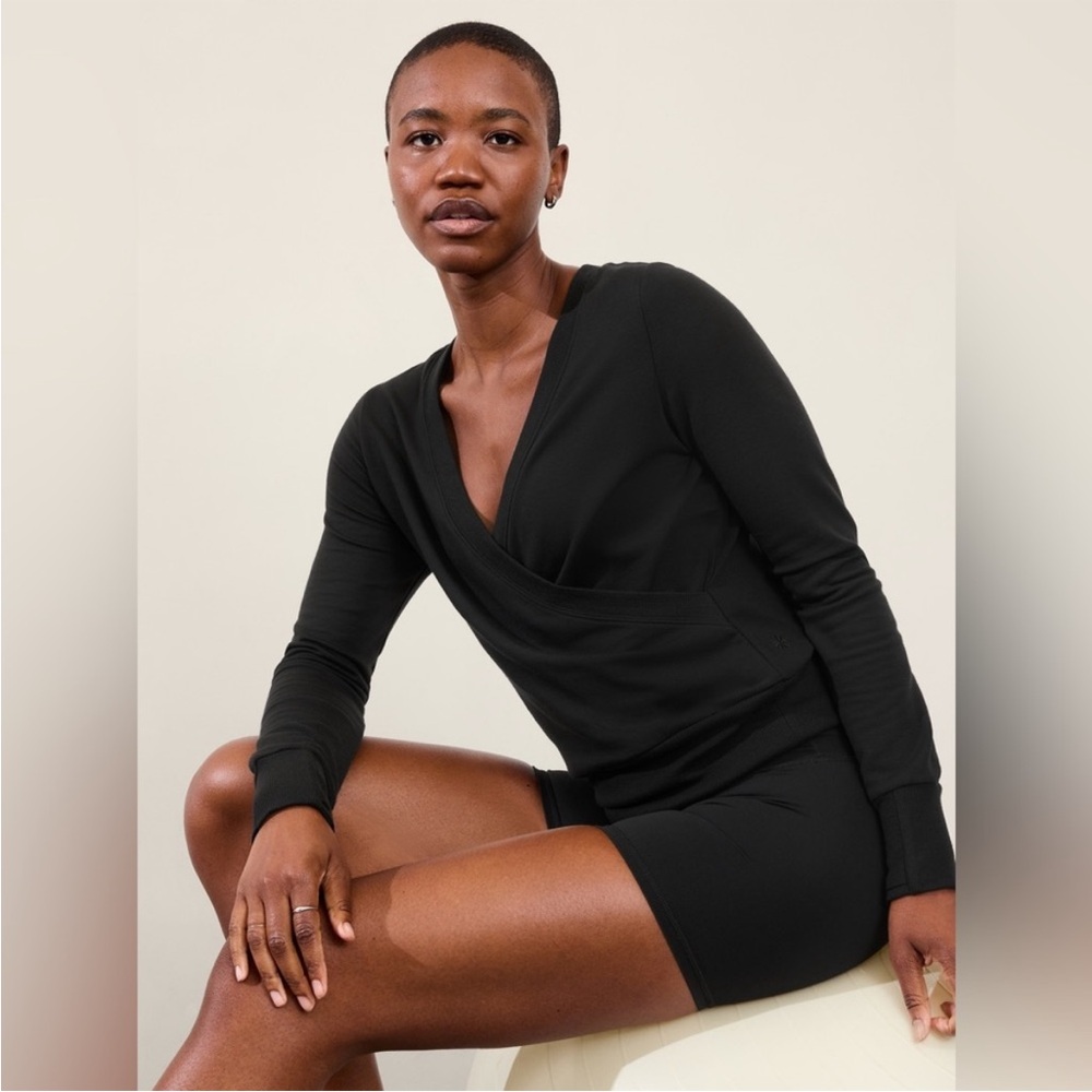 ◾️Athleta Recharge Black Sweatshirt